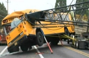 El autobús fue levantado de sus ruedas por el fuerte impacto.