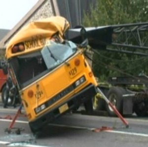 Brazo de grúa cae sobre autobús escolar