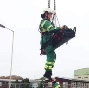 Grúa torre rescata a dos obreros en el Reino Unido