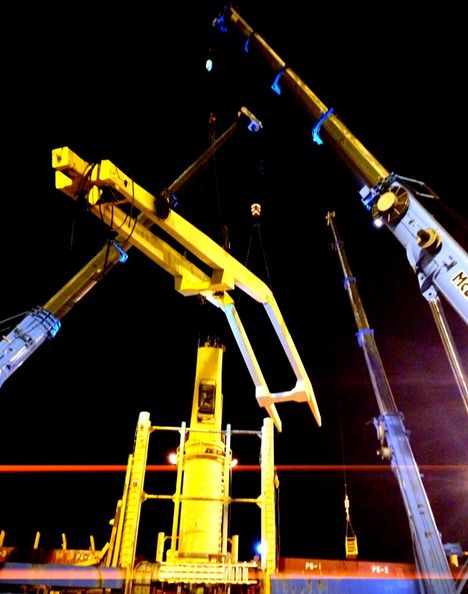 Recuperan brazo pluma de una grúa de barco