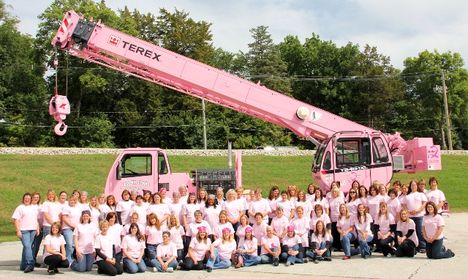 Presentan grúas rosadas que lucharán contra el cáncer de mama